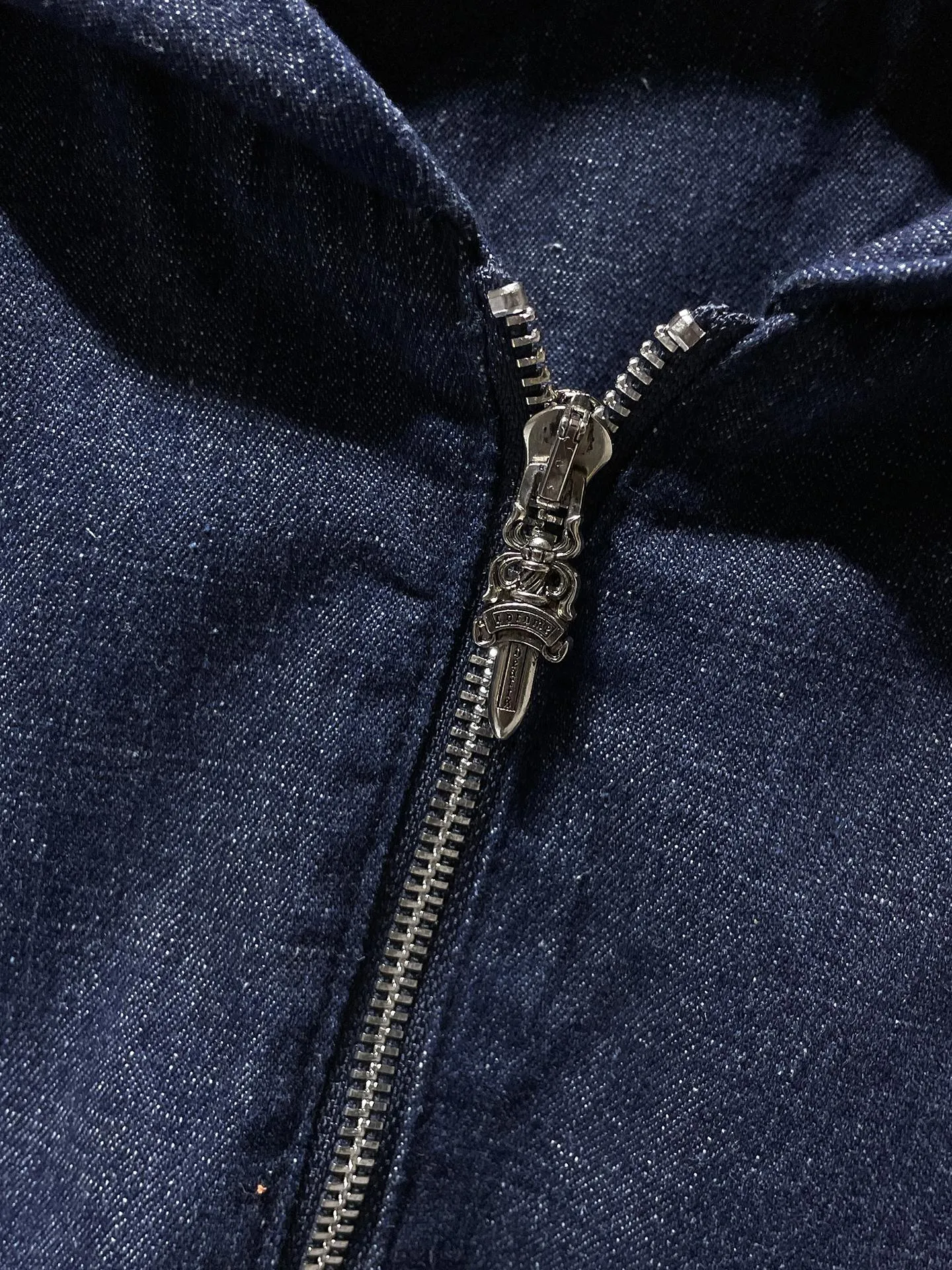 P356 Chrome Hearts customized shirt series, exclusive custom-woven and dyed 100% pure cotton high-weight denim fabric, high-tech washing! Heavy enzyme stone rinse! Original hardware mold opening! ⭐Specially customized front pocket design. This season’s most versatile denim shirt. Suitable for all kinds of outfits and can be worn in all seasons. 🌈Recommended color: denim wash color🌈Code numbers: S, M, L, XL